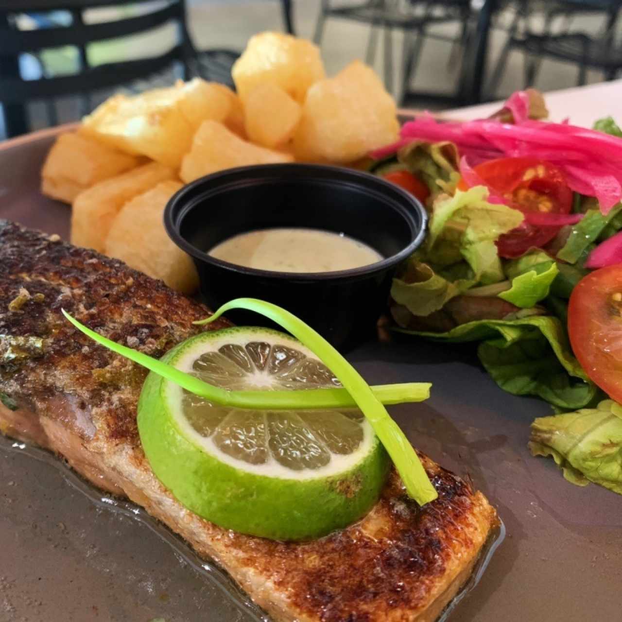 Salmon con yuca y ensalada