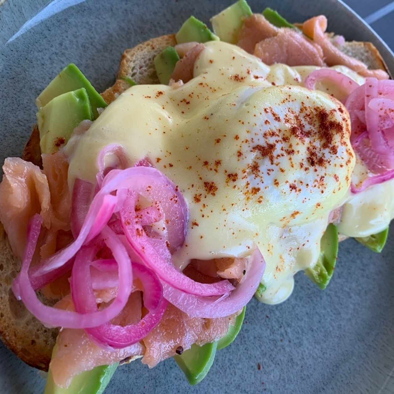Tostada de aguacate con salmón ahumado