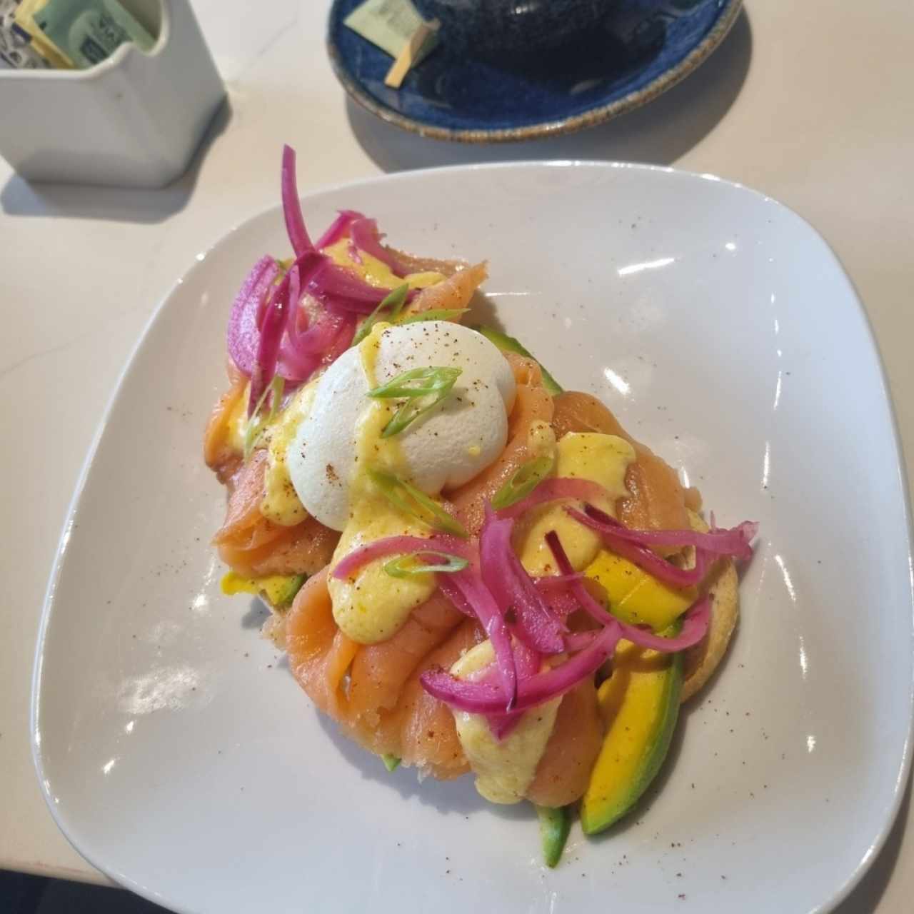 Tostada de aguacate con salmón ahumado