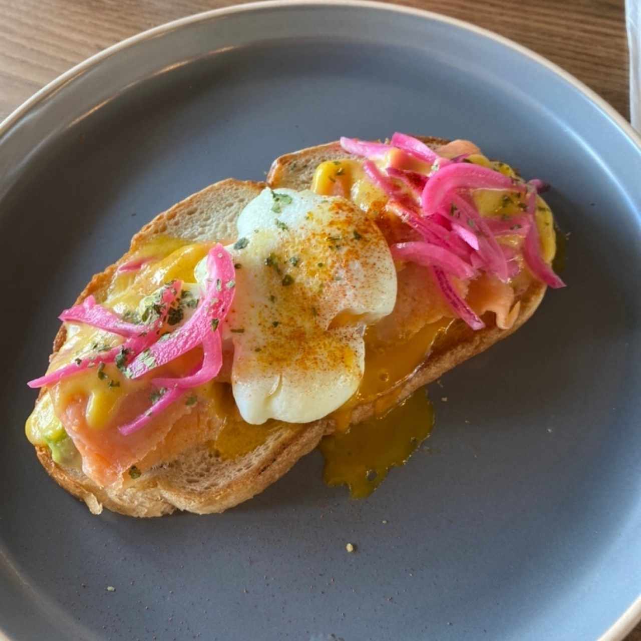 Tostada de aguacate con salmón ahumado