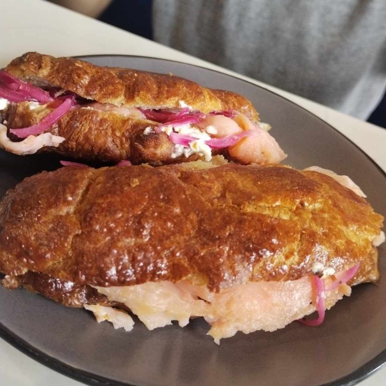 Desayunos - Croissant con salmón