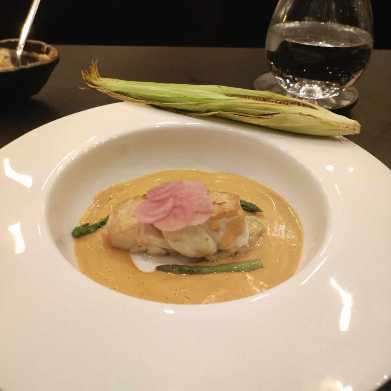 Pescado con maíz bebé, remolacha encurtidas y espárragos.