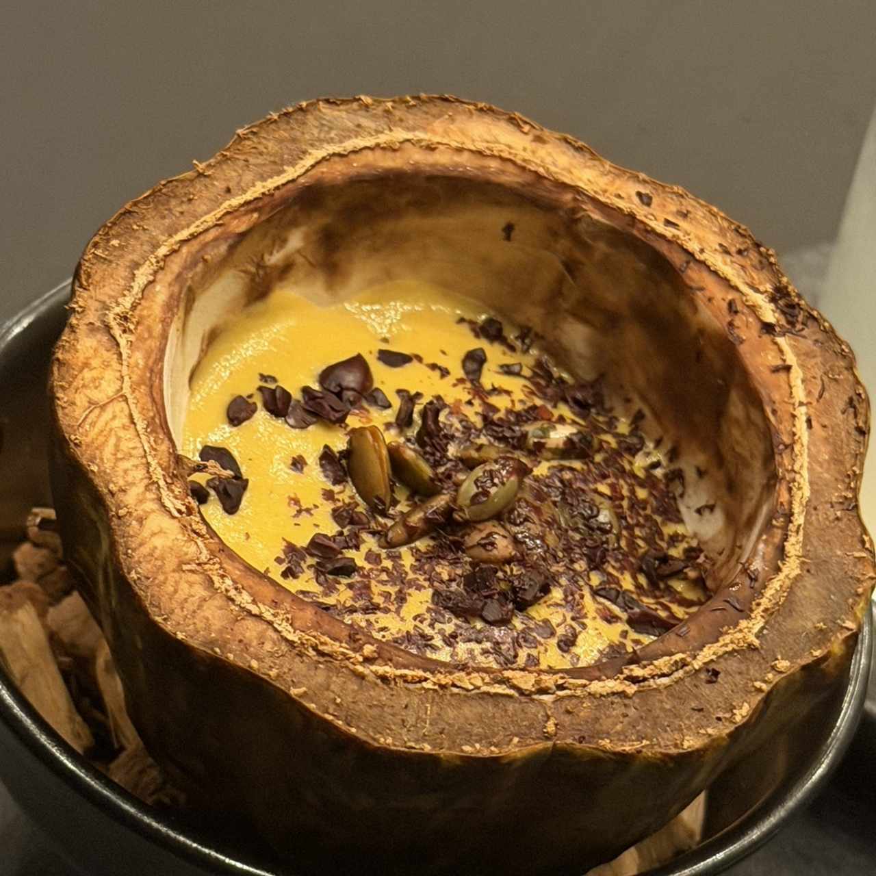 Cordero, pure de zapallo y cacao