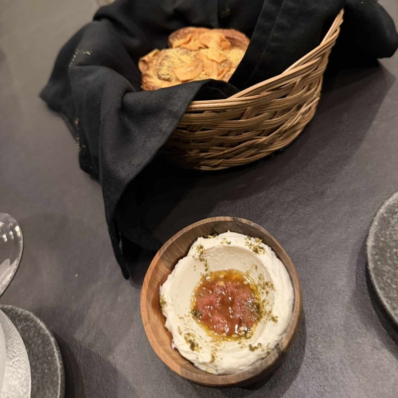 Pan de la casa, lambne con tomate
