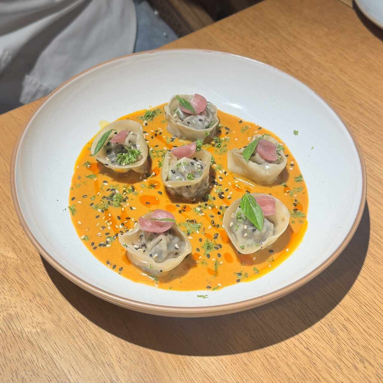 Veggie Dumplings al Curry Rojo (v)