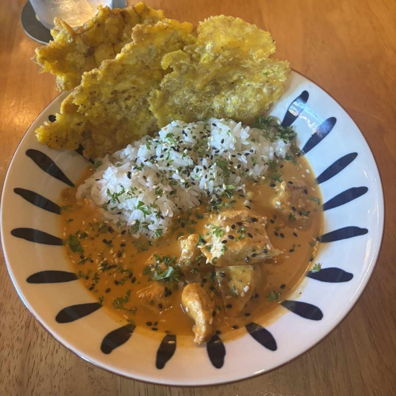 Pollo al curry arroz de jazmin y patacones 