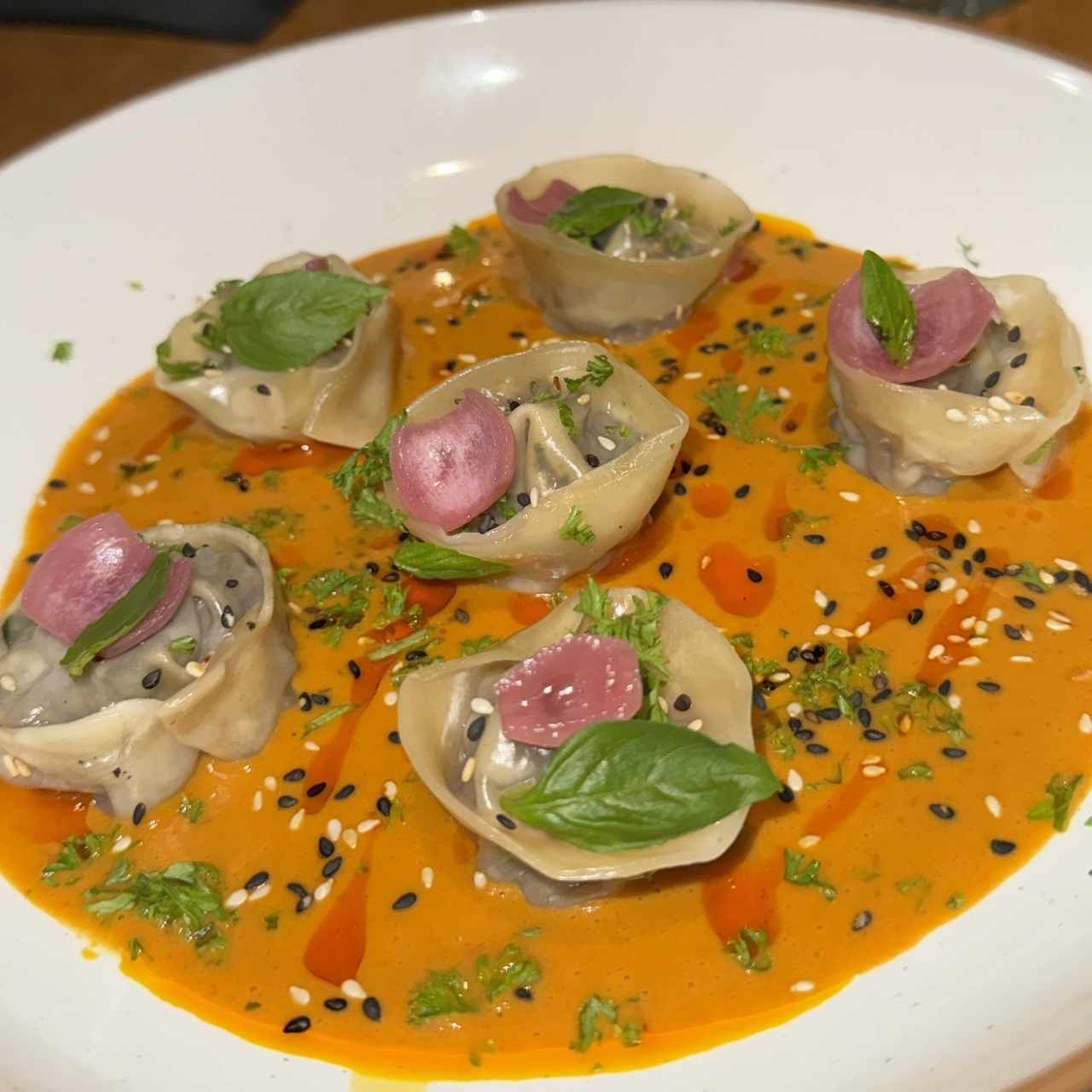 Veggie Dumplings al Curry Rojo (v)