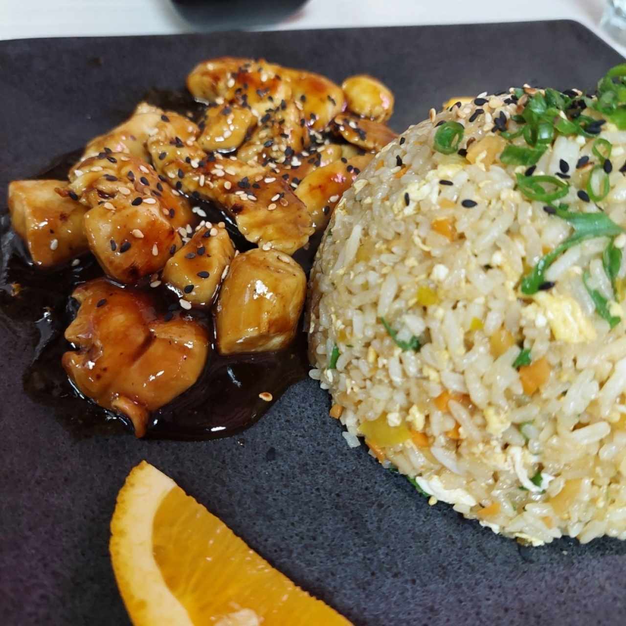 Yaki meshi de pollo