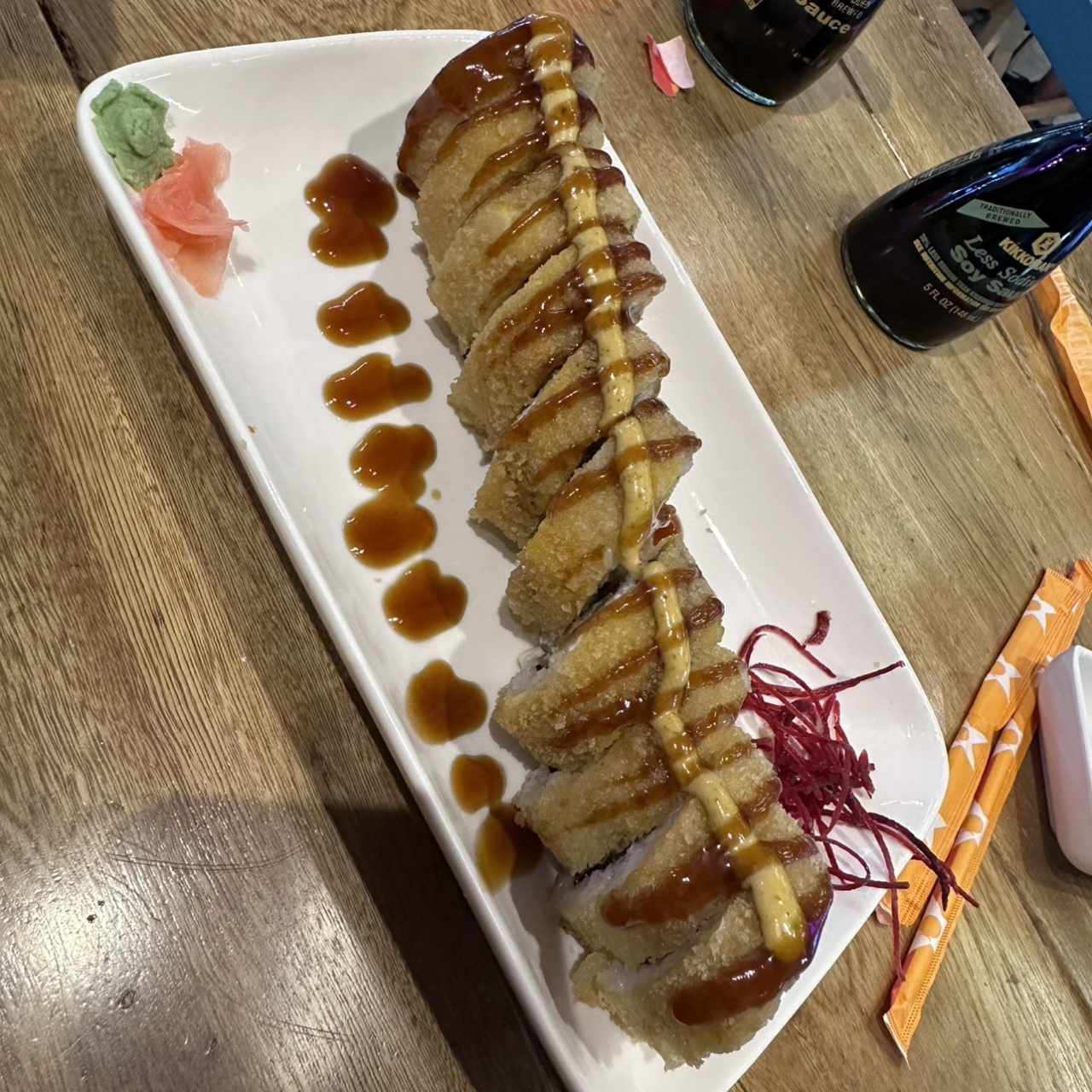 zensación: salmón apanado - aguacate-plátano-queso crema - salsa chipotle topping de crujiente de zanahoria- salsa dulce nacion 