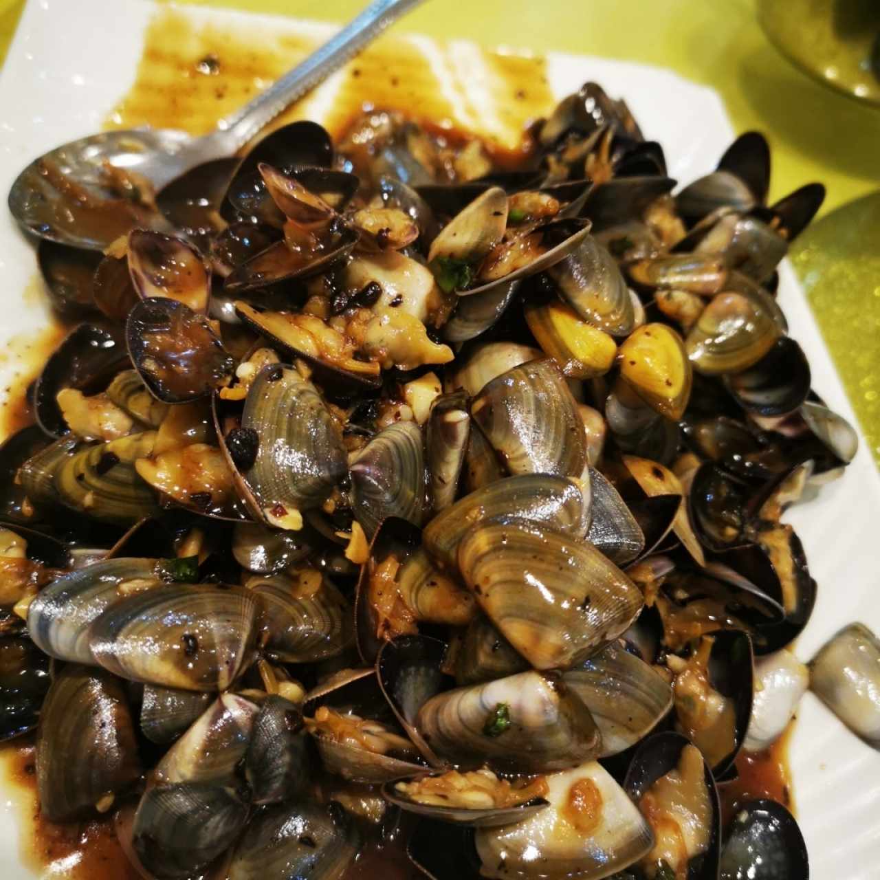 Almejas en salsa de frijolitos negros