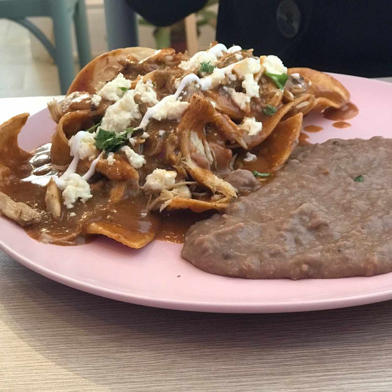Chilaquiles con pollo en salsa roja