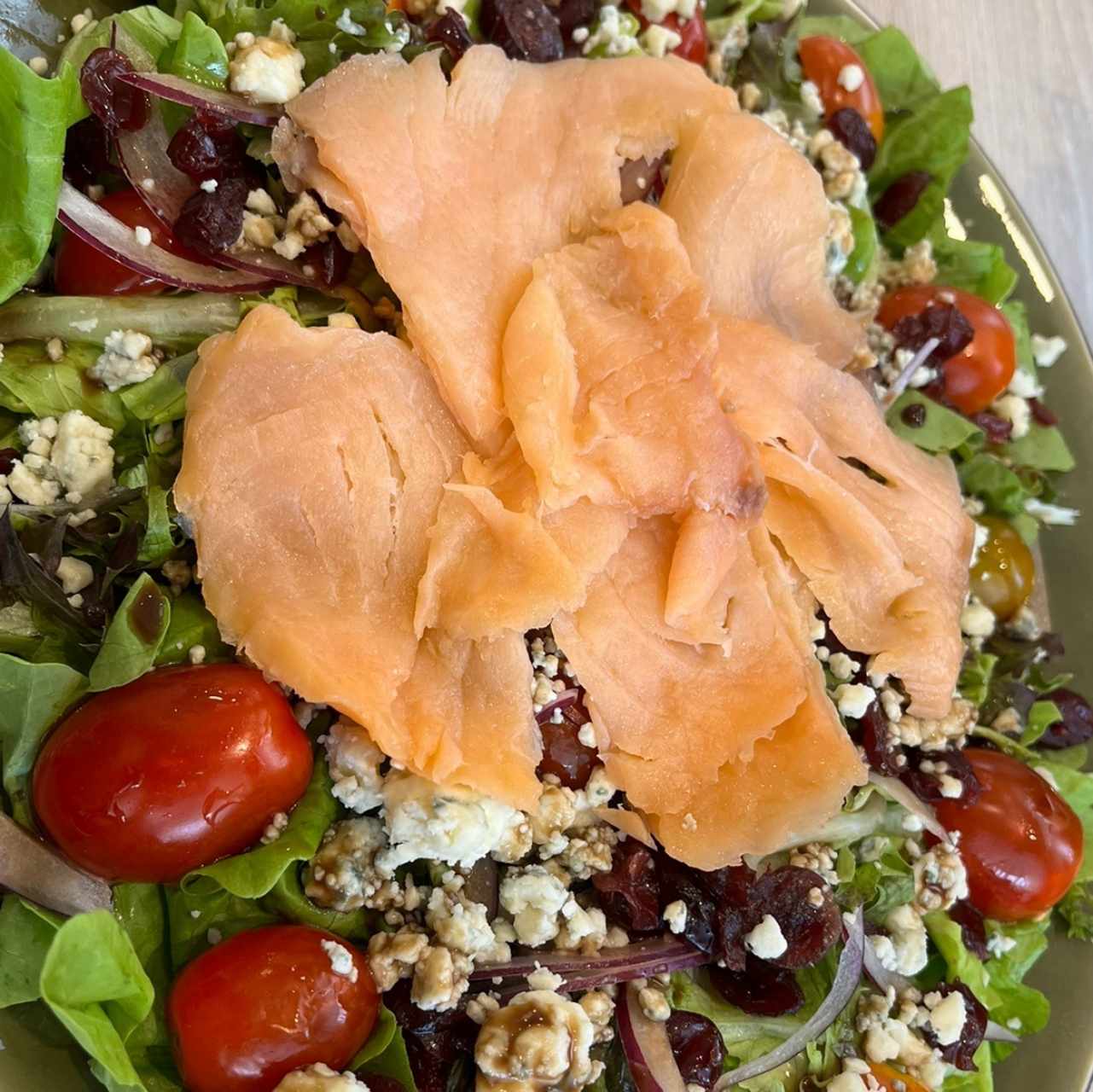 Cranberry y queso feta en ensalada con extra de salmón 