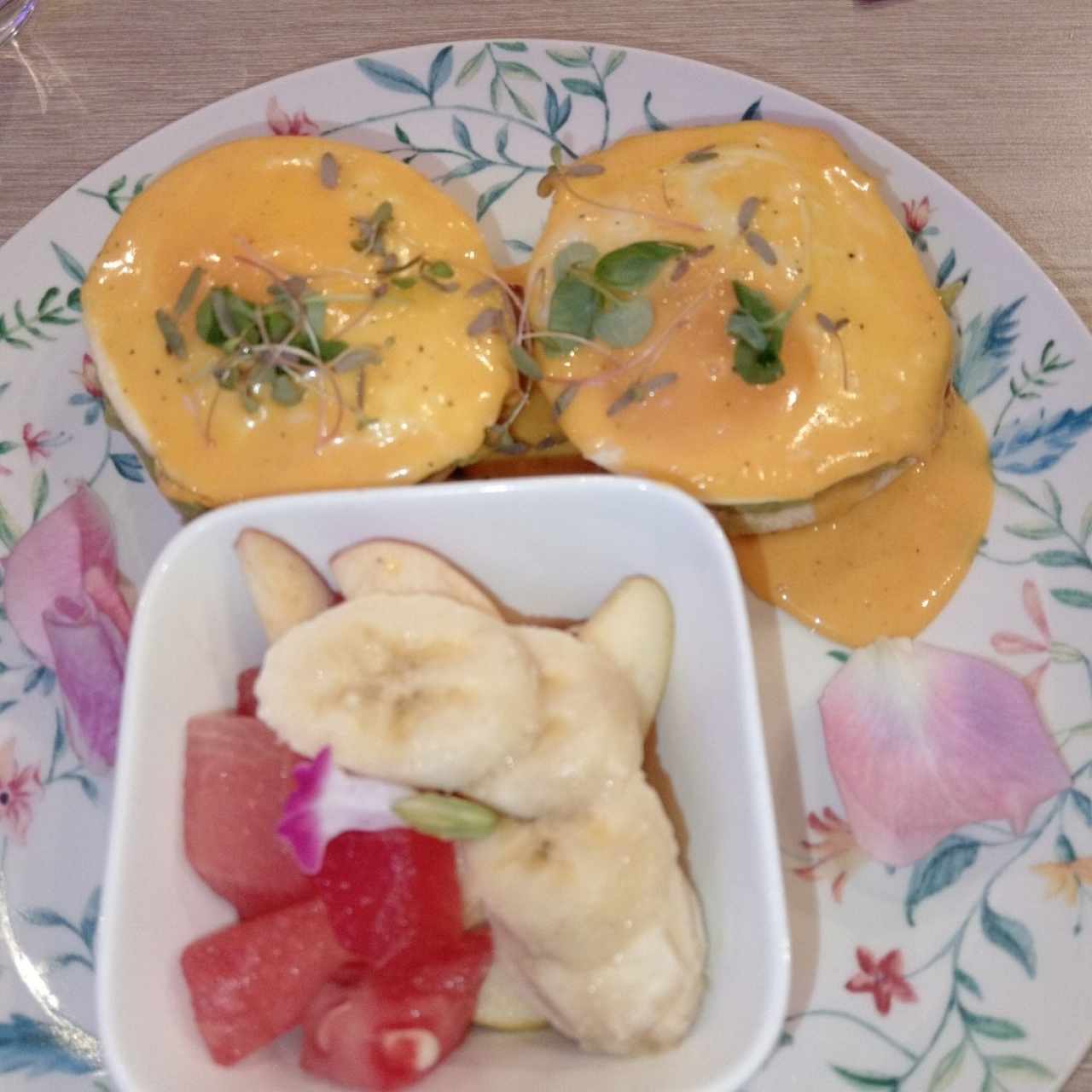 huevos benedictinos acompaña de frutas