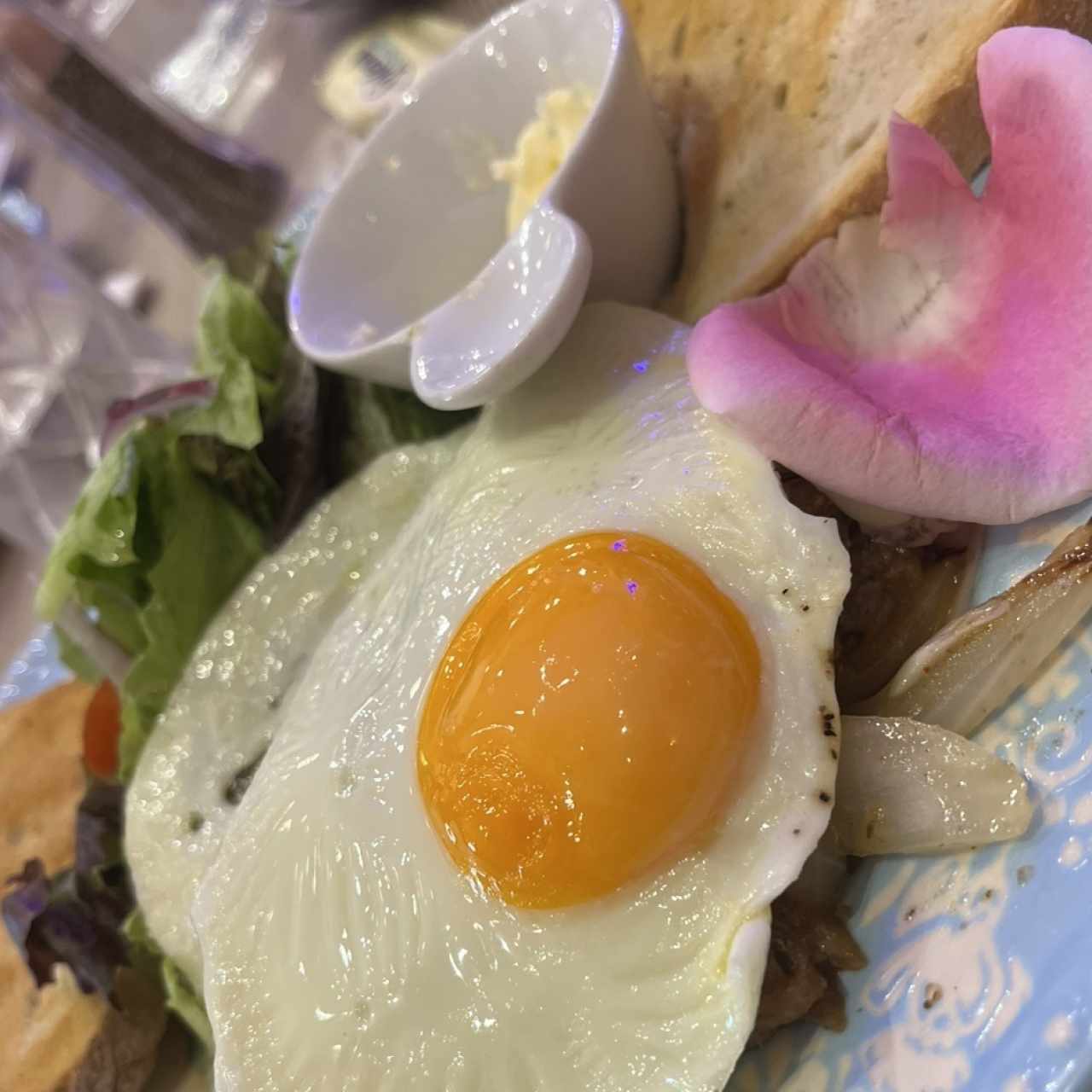 A caballo con Huevo frito , Cebollas salteadas y Tostadas