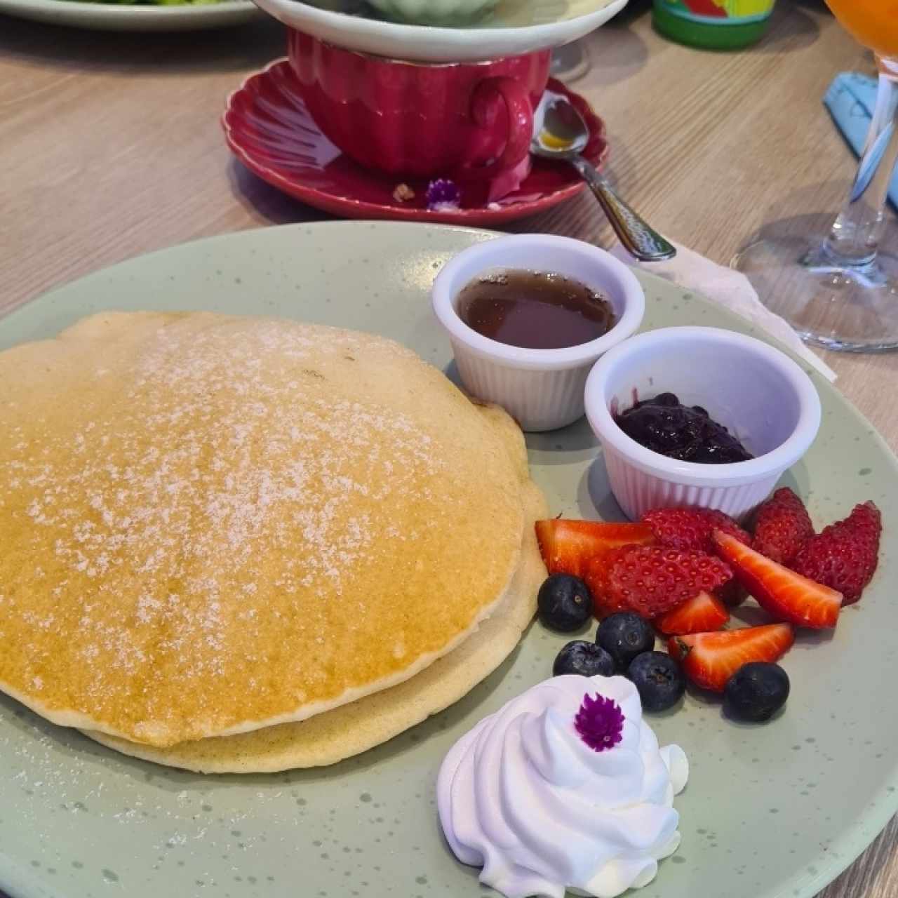 pancake con frutos rojos