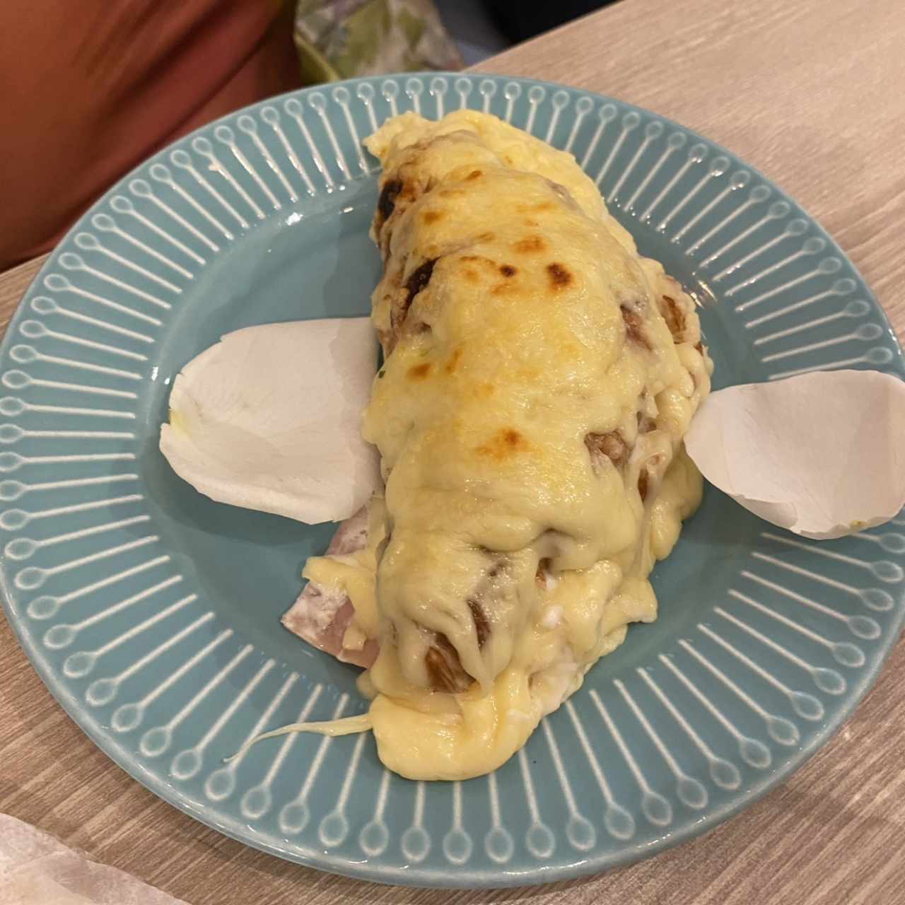 Con Jamón,Queso Suizo gratinado y Salsa Bechamel
