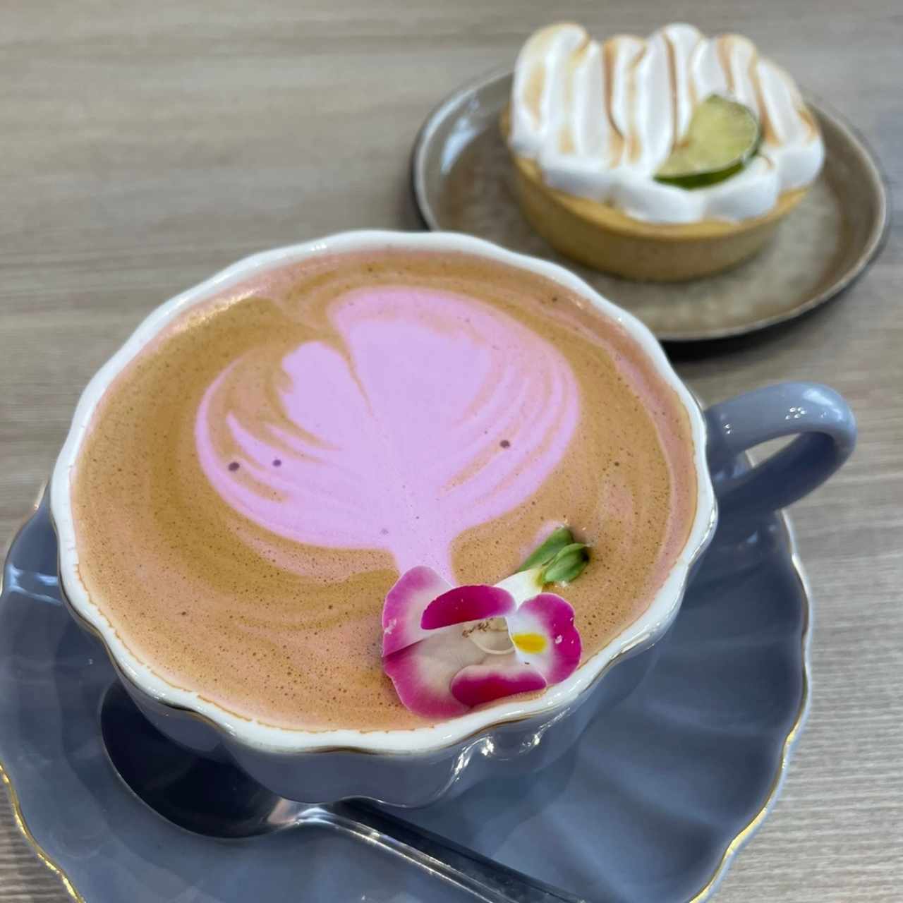 Cafe lavanda y pie de limon