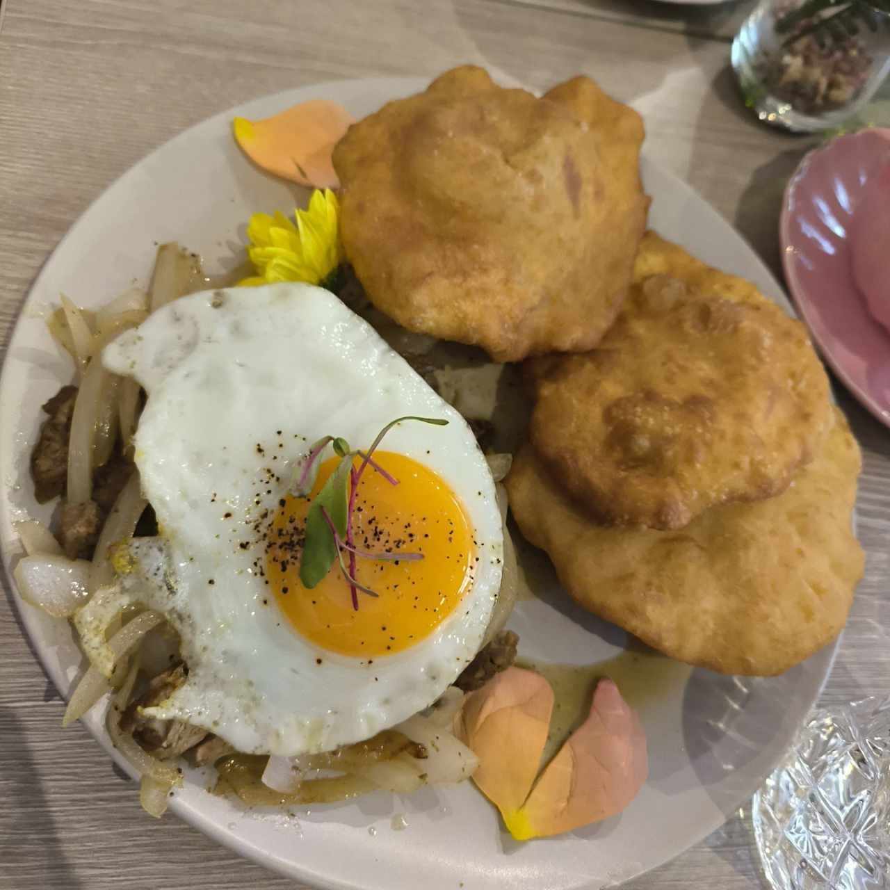 A caballo con Huevo frito , Cebollas salteadas y Tostadas