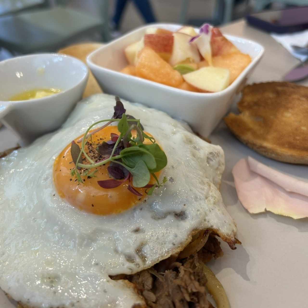 A caballo con Huevo frito , Cebollas salteadas y Tostadas