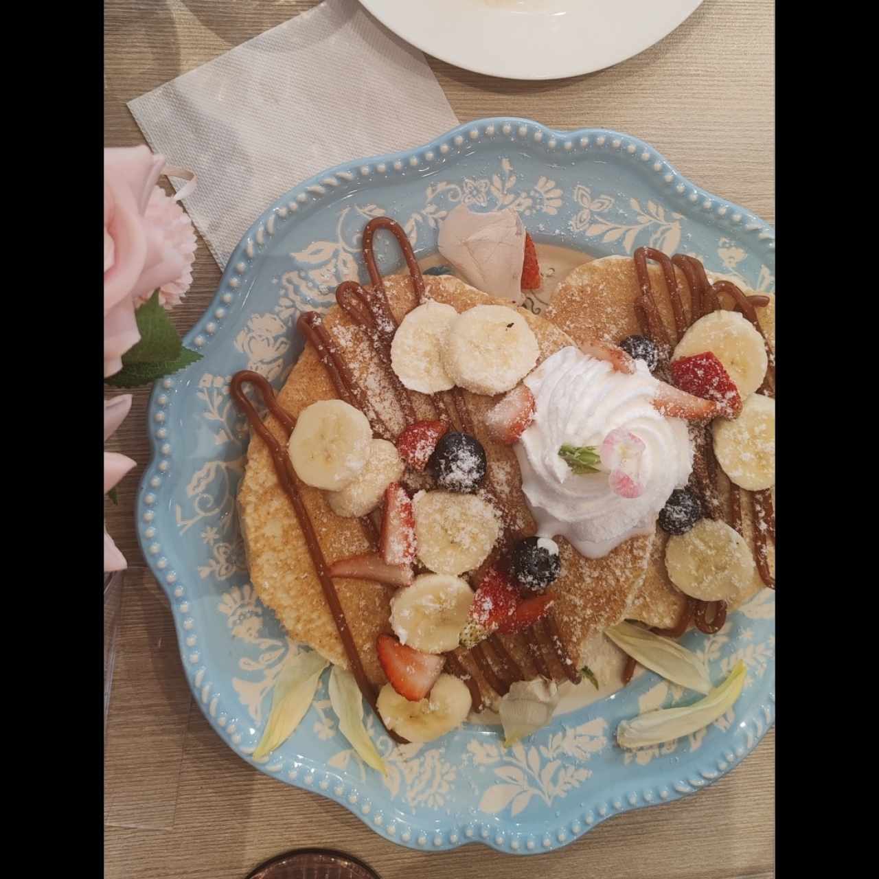 Con Guineo y Dulce de leche,Fresas,Blueberry y Chantilly
