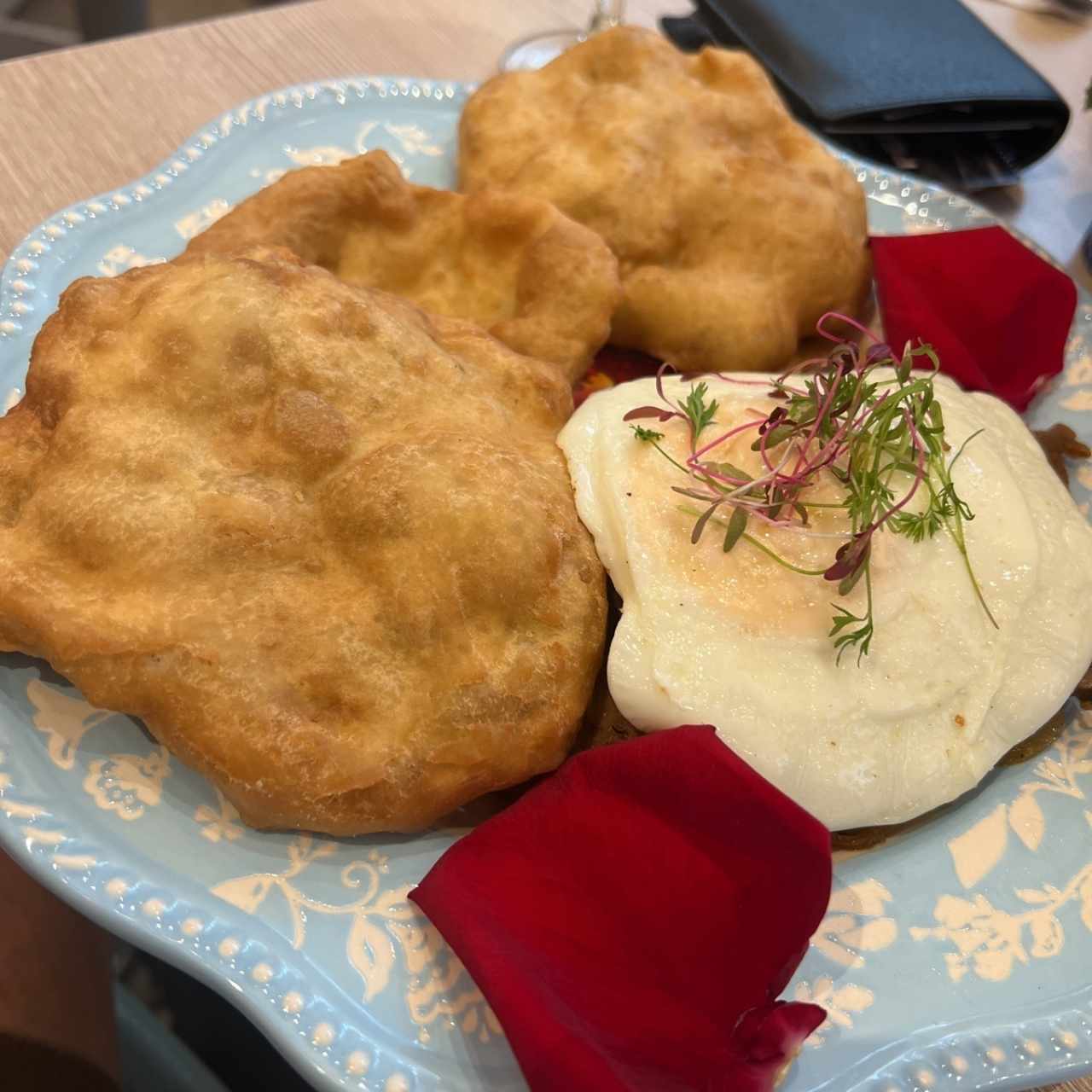 A caballo con Huevo frito , Cebollas salteadas y Tostadas