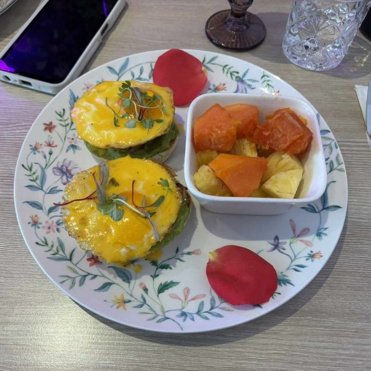 Benedict-Ish - Bacon y Aguacate