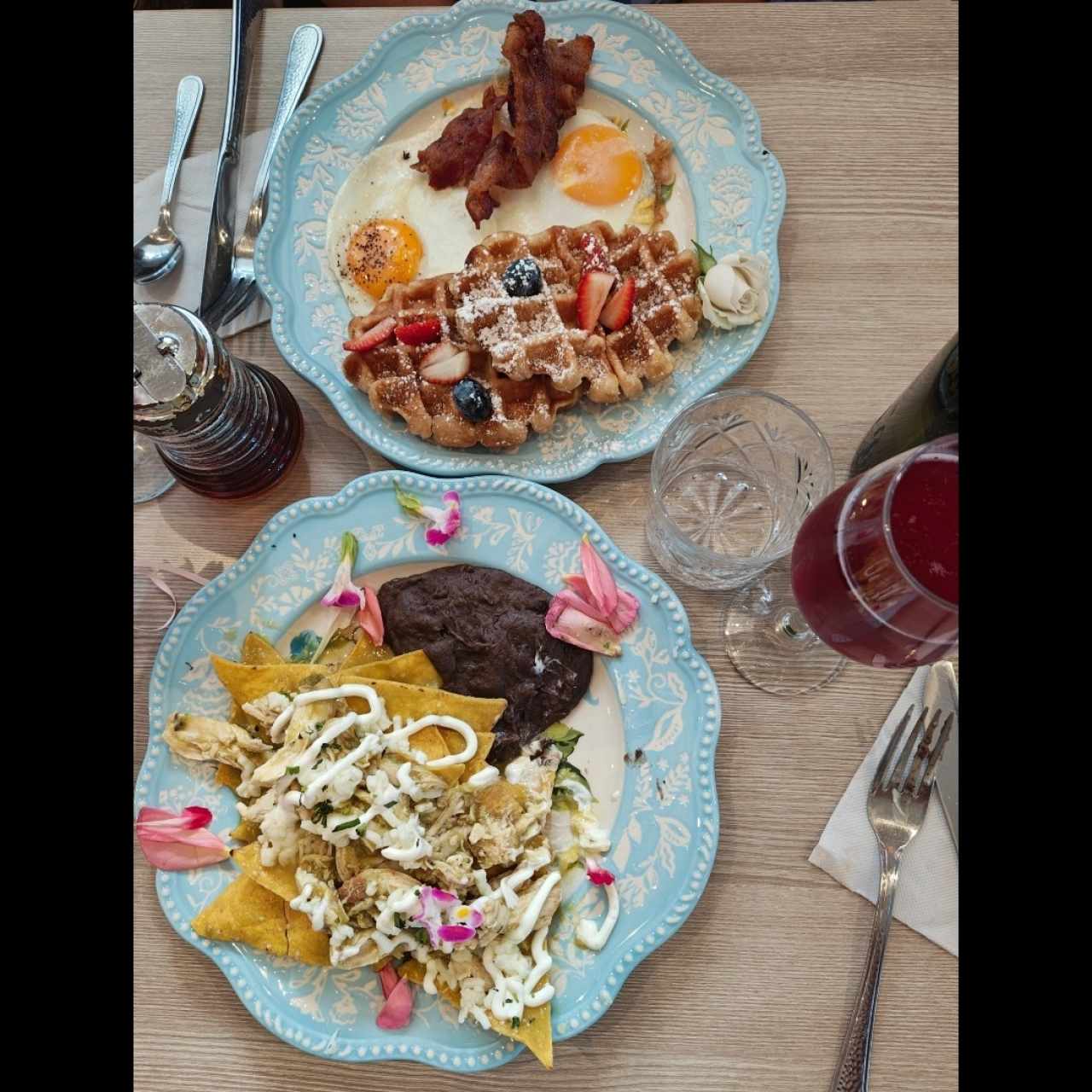 American Breakfast y Chilaquiles Verdes