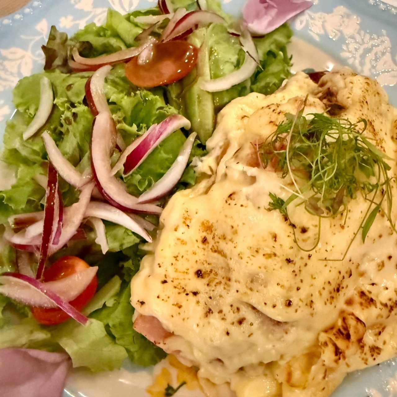 Con Jamón,Queso Suizo gratinado y Salsa Bechamel