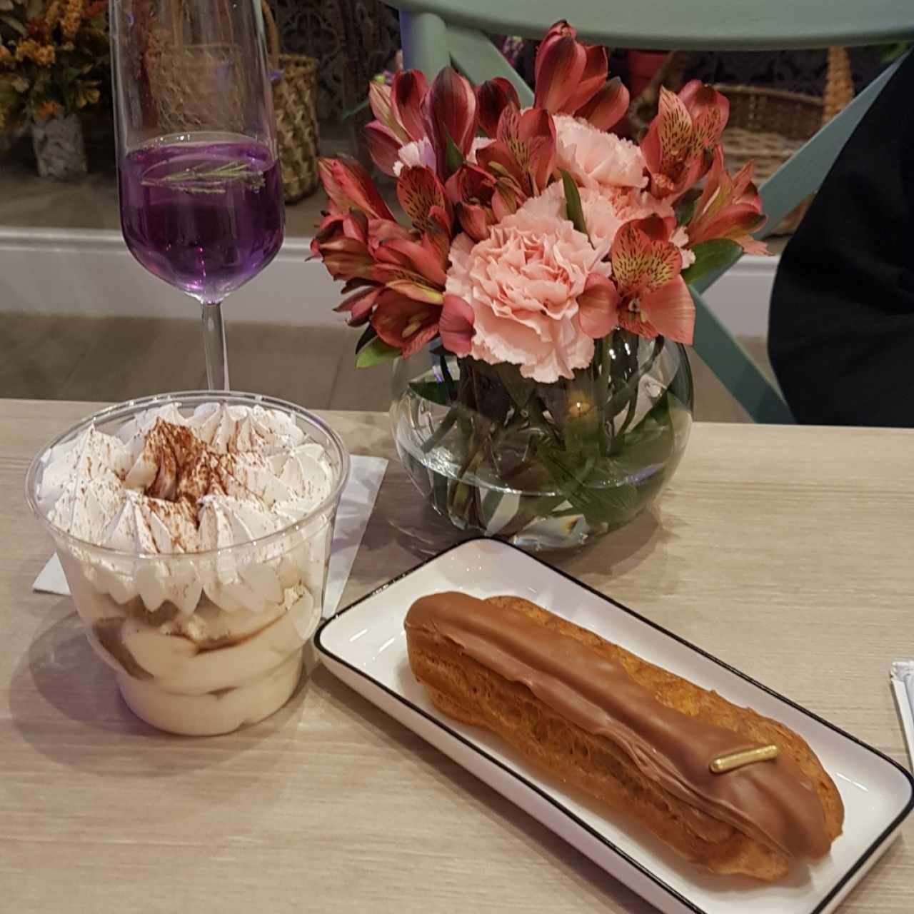 Eclear de chocolate y Tiramisú 