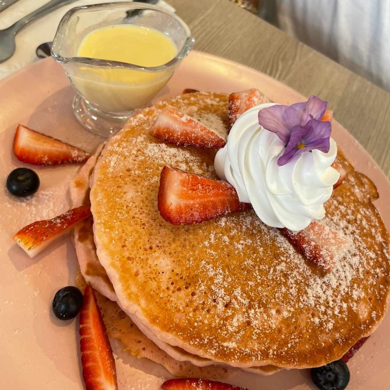 Pancake de rosas y cranberry con crema anglaise