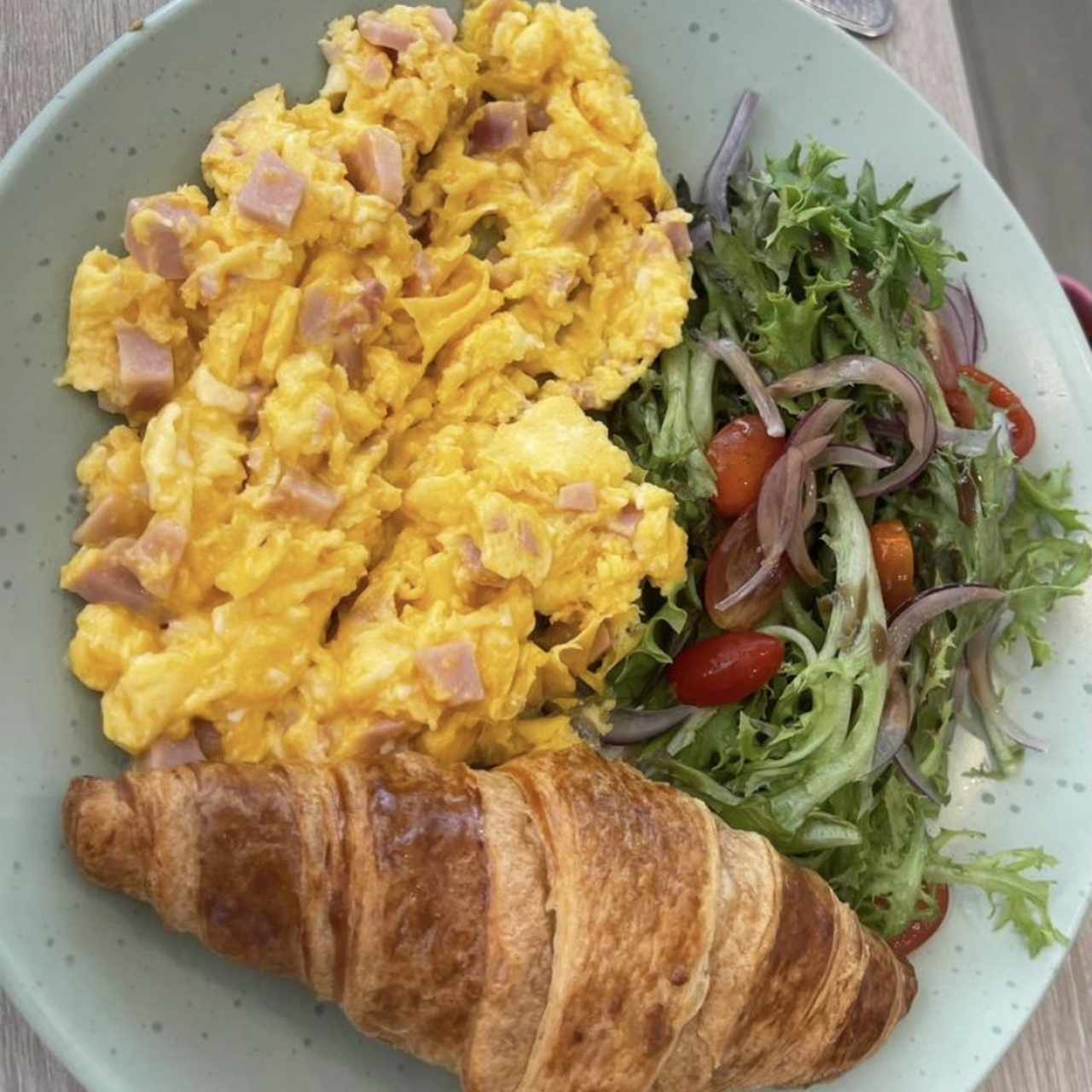 Revuelto con croissant
