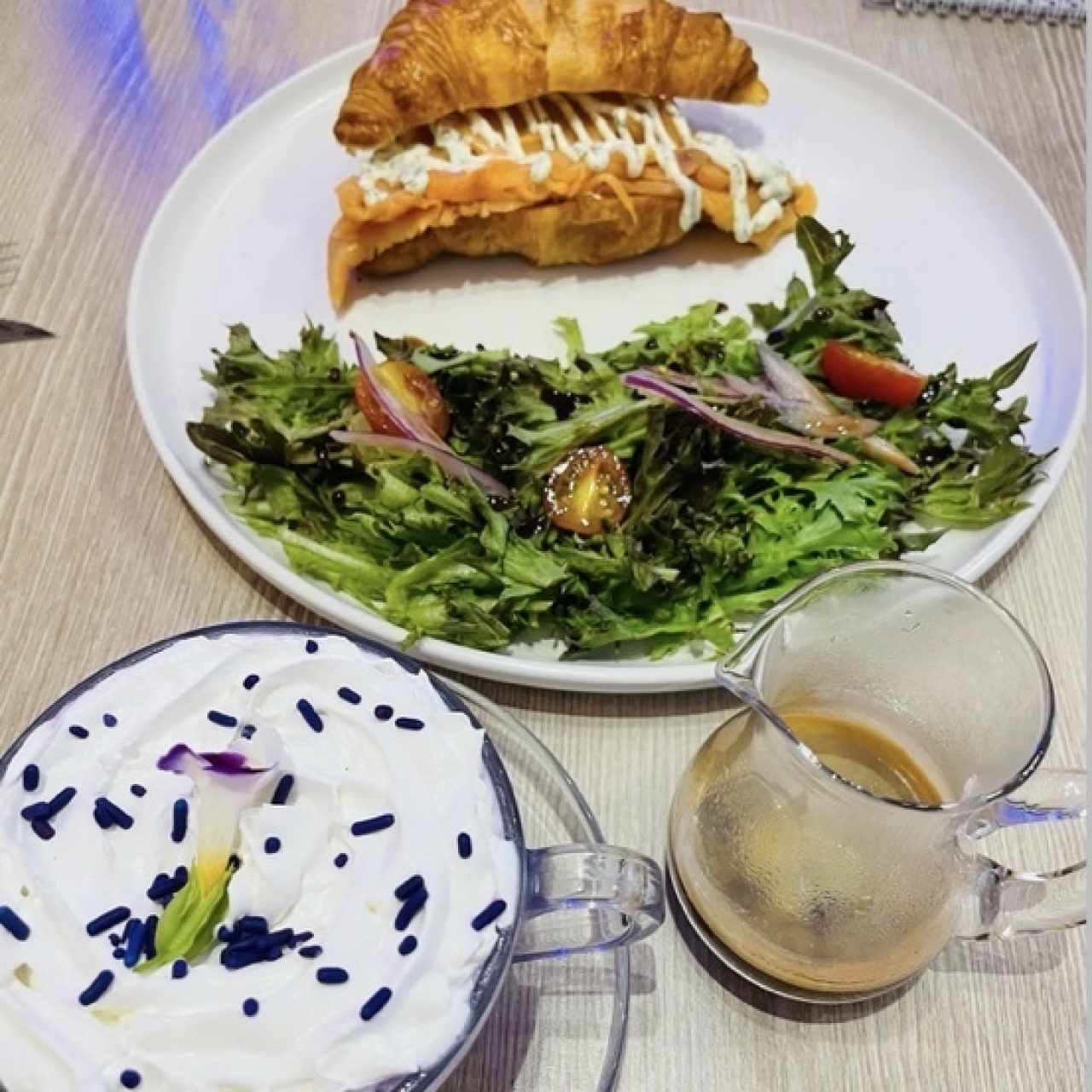 Con Salmón,Queso crema y Emulsión de Eneldo