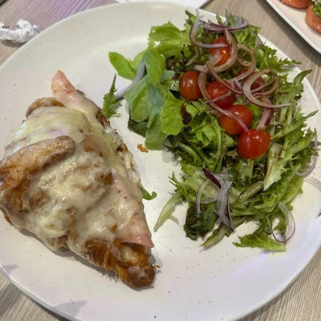 Crooistan con quedo y jamón y ensalada de la casa