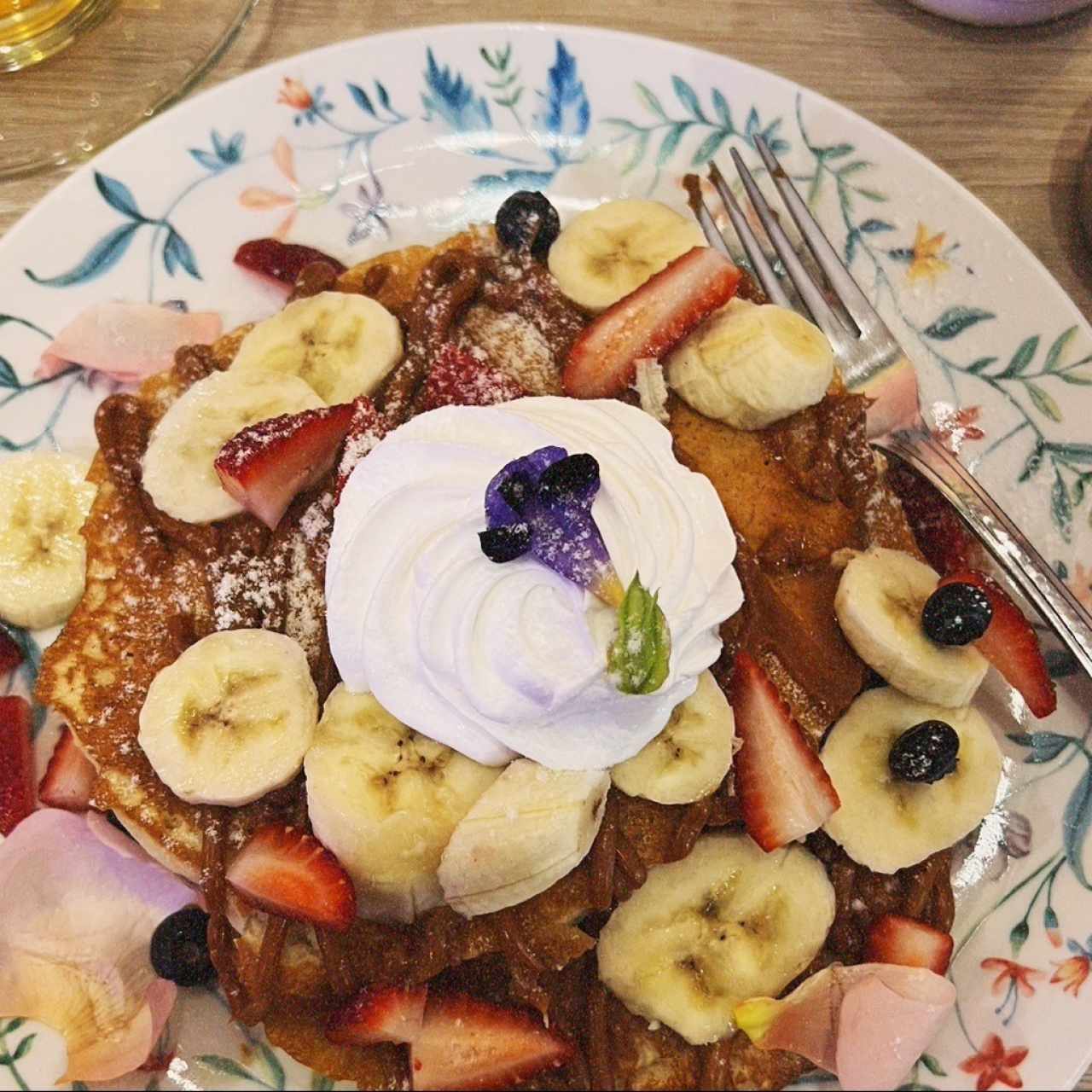 Con Guineo y Dulce de leche,Fresas,Blueberry y Chantilly