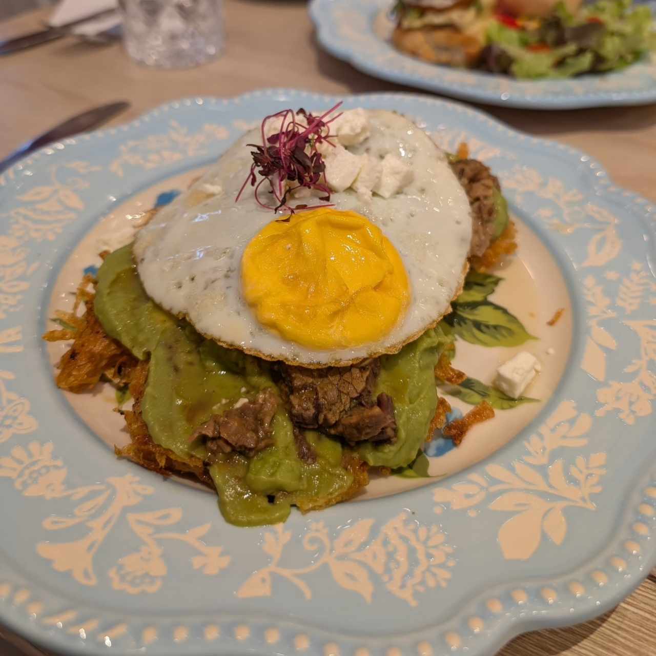 Rosti de papa con Brisket, guacamole, huevo estrellado y queso feta. 