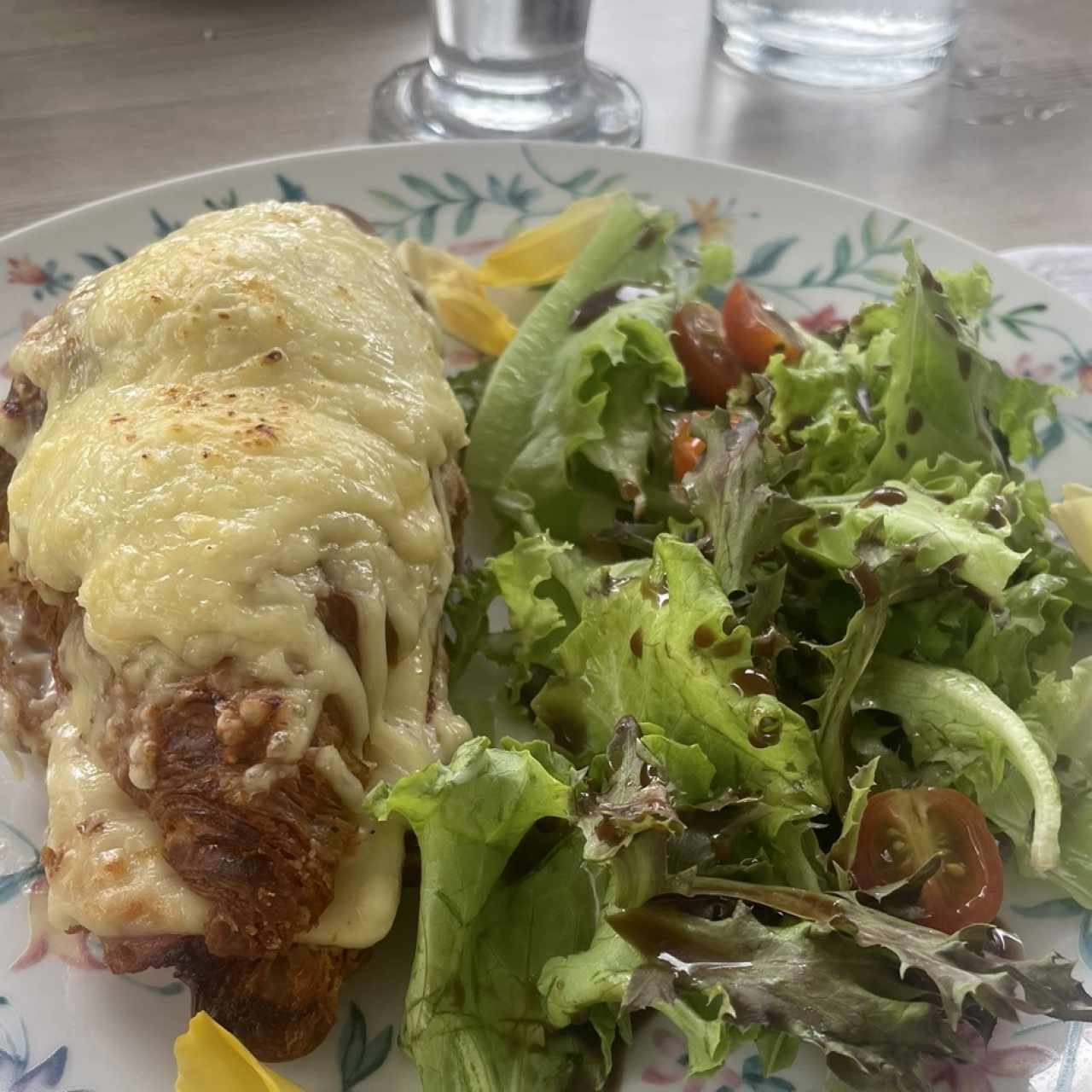 Con Jamón,Queso Suizo gratinado y Salsa Bechamel