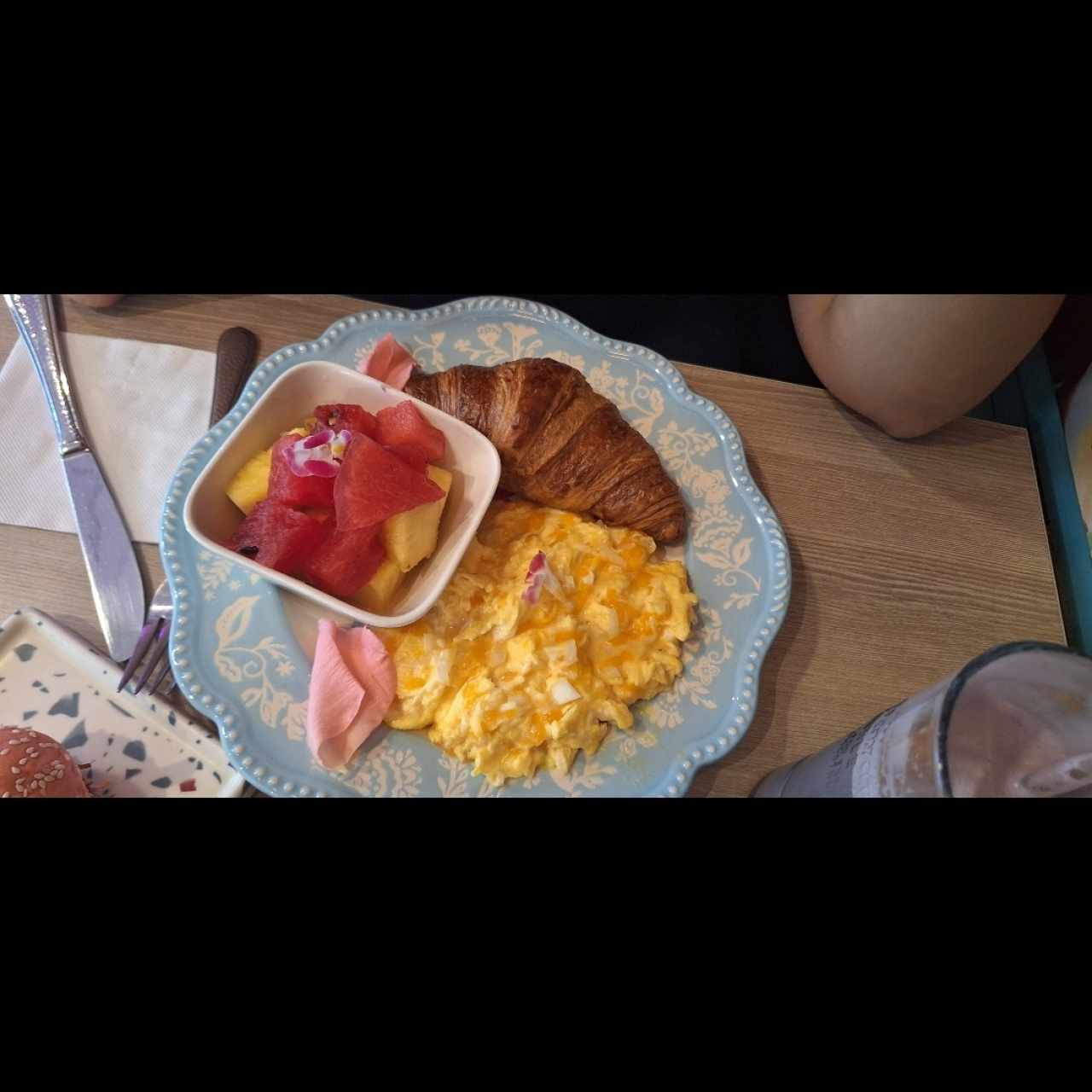 Huevos revueltos, croissant y fresh fruit