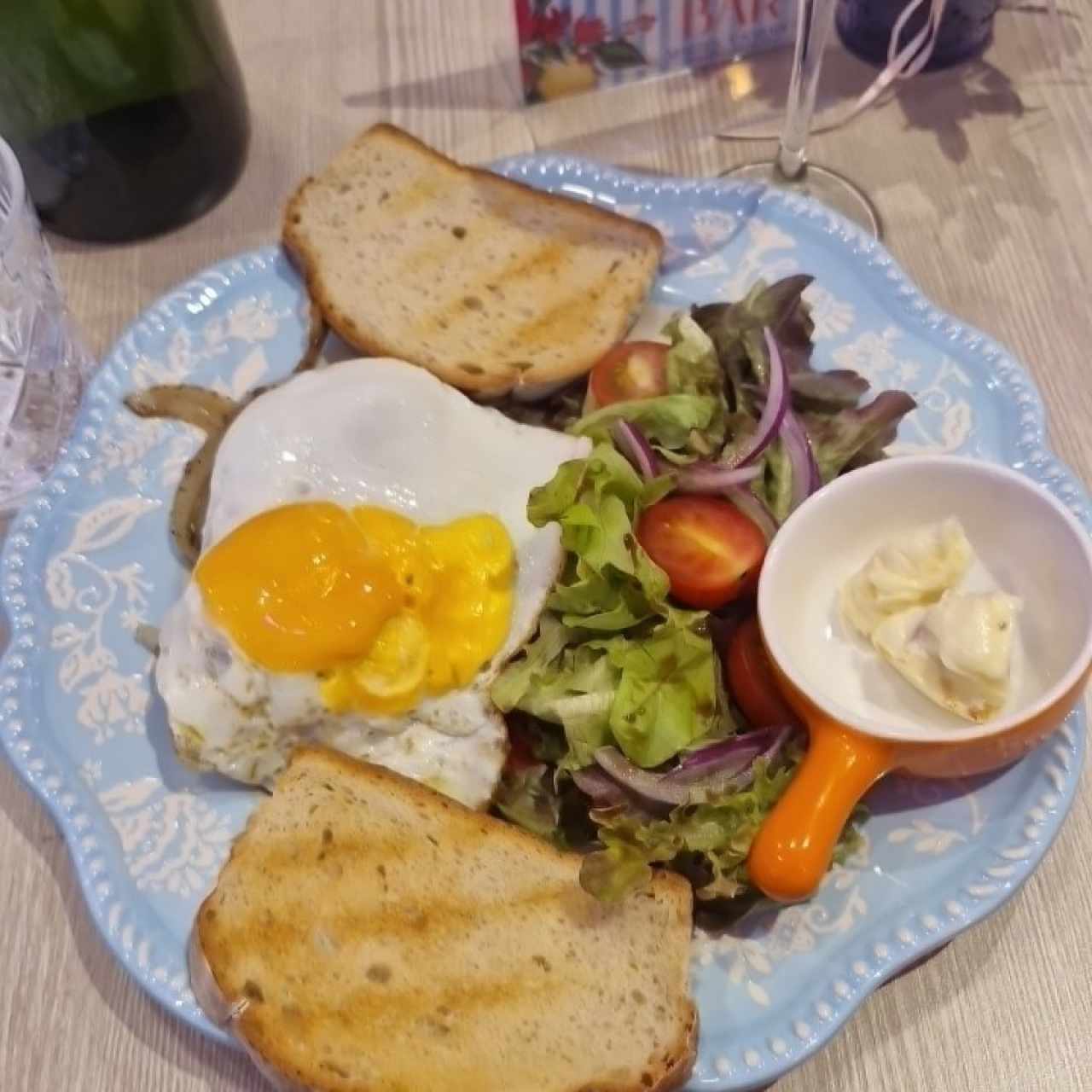 A caballo con Huevo frito , Cebollas salteadas y Tostadas