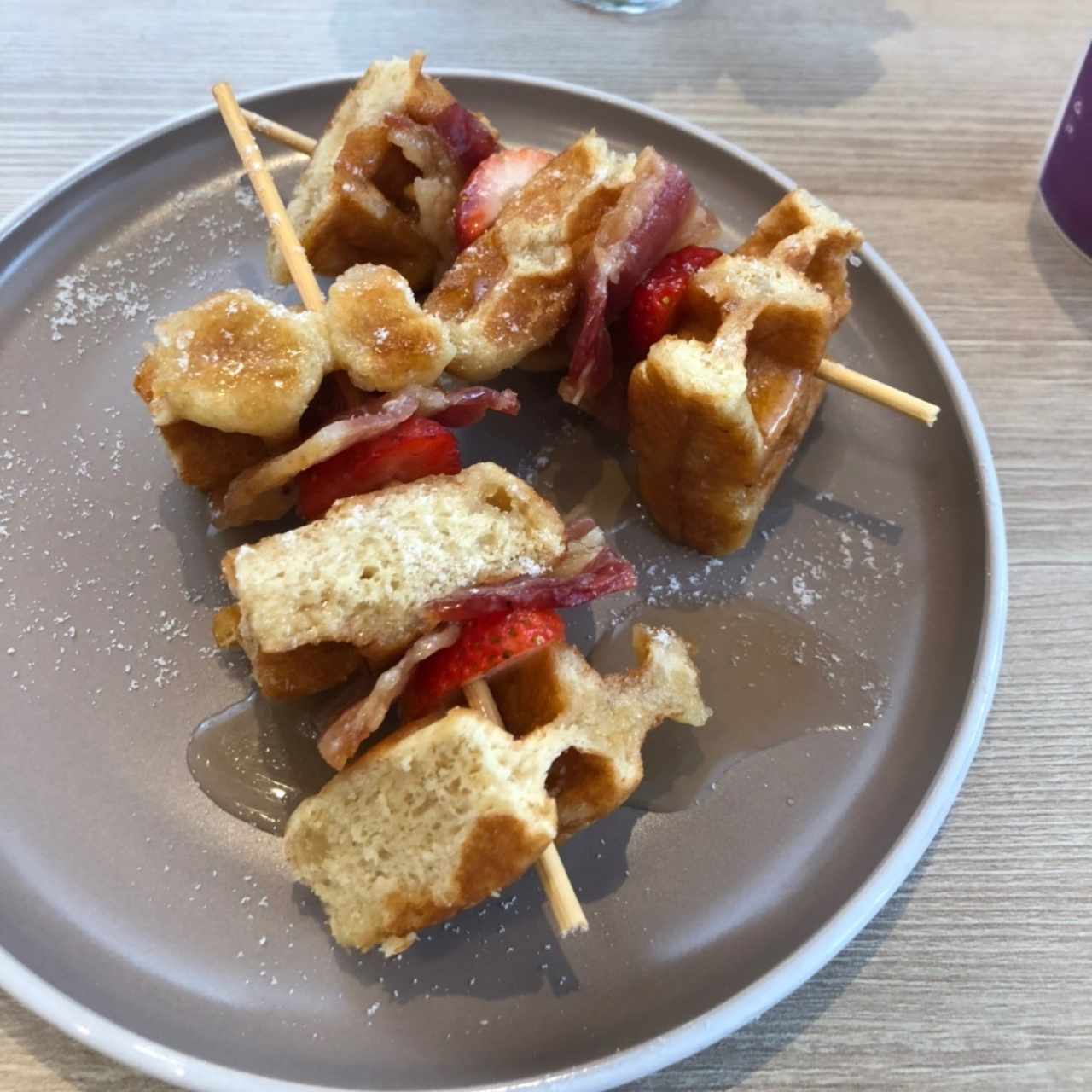 Brocheta de Waffle con bacon y fresa