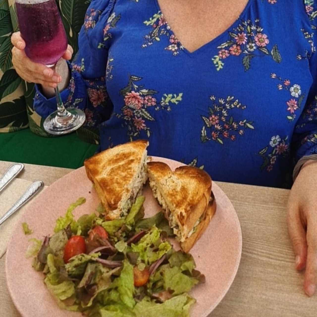 emparedado de roasted chicken salad y mimosa de lavanda