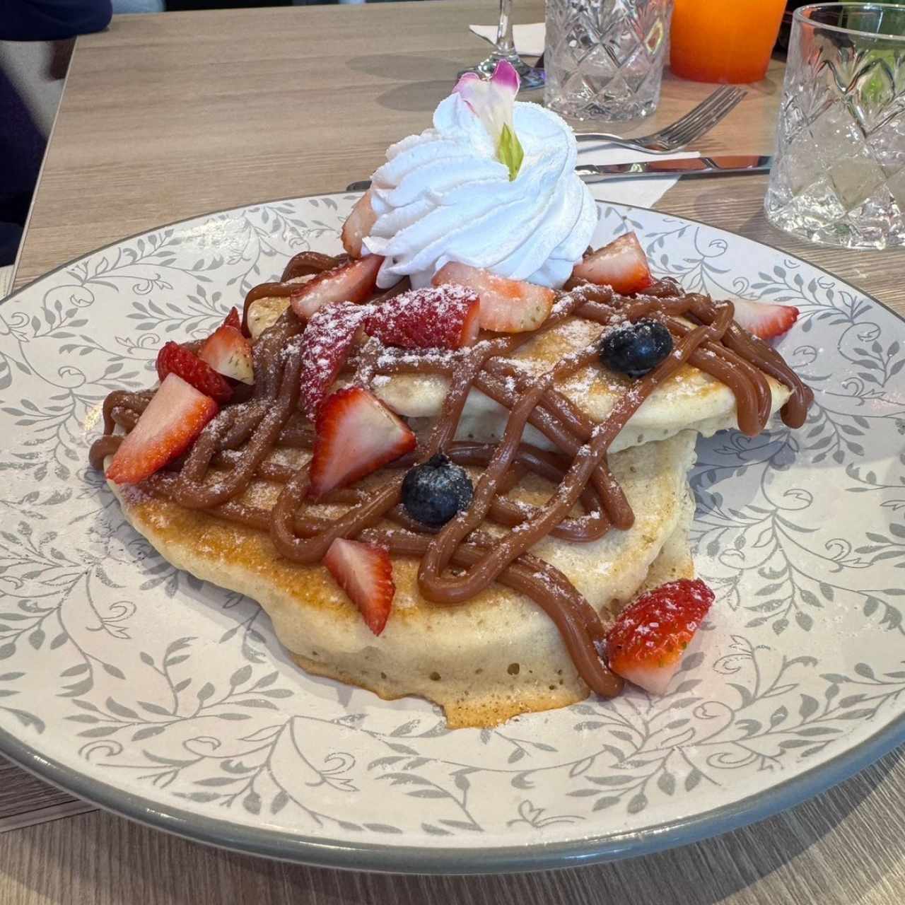 Con Guineo y Dulce de leche,Fresas,Blueberry y Chantilly