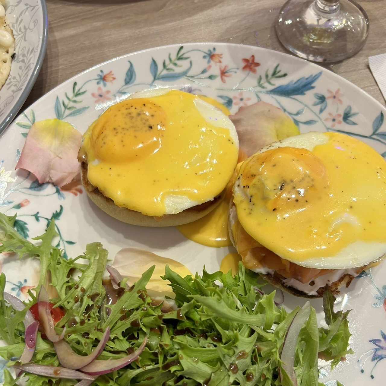 Salmón Ahumado y Salsa de Eneldo