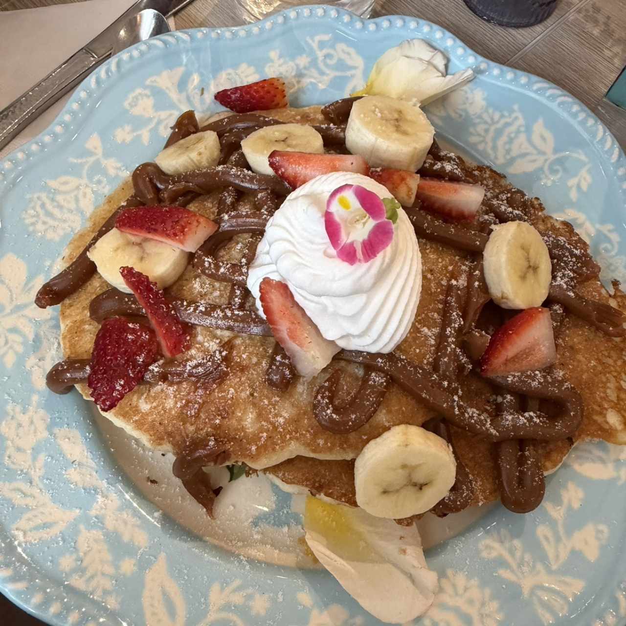 Con Guineo y Dulce de leche,Fresas,Blueberry y Chantilly