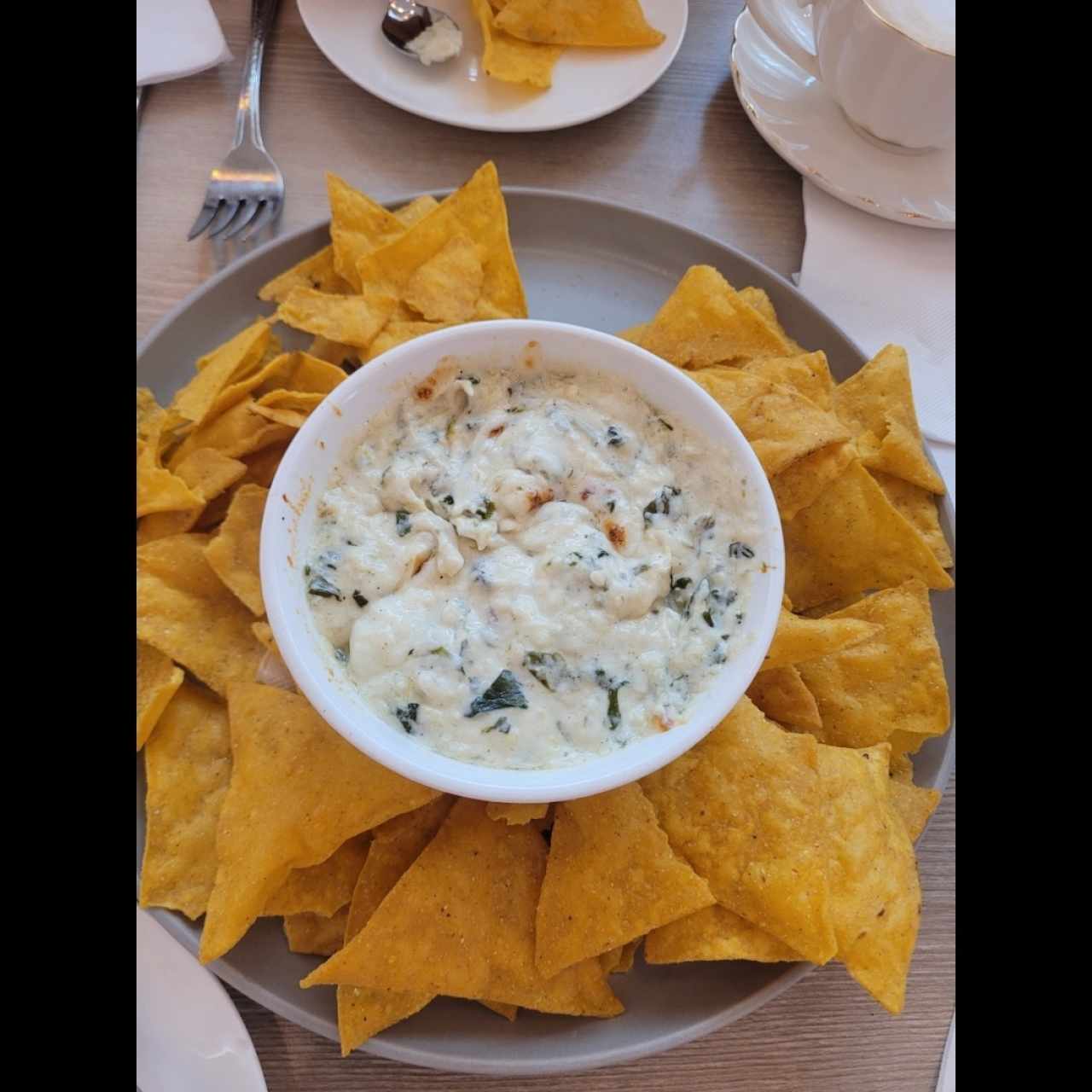 dip de alcachofa y espinaca con nachos