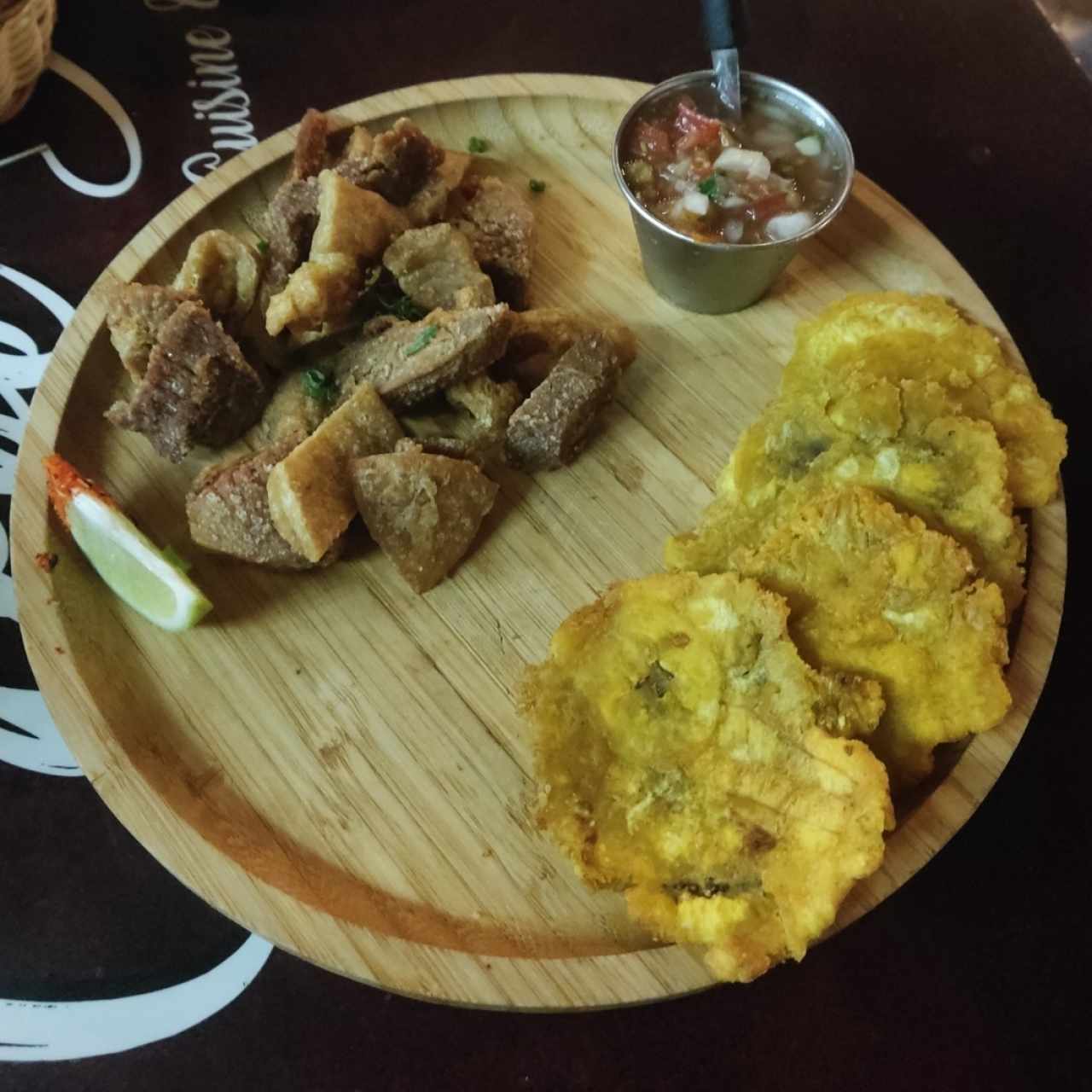 Chicharrónes crocantes. Acompañados de patacones