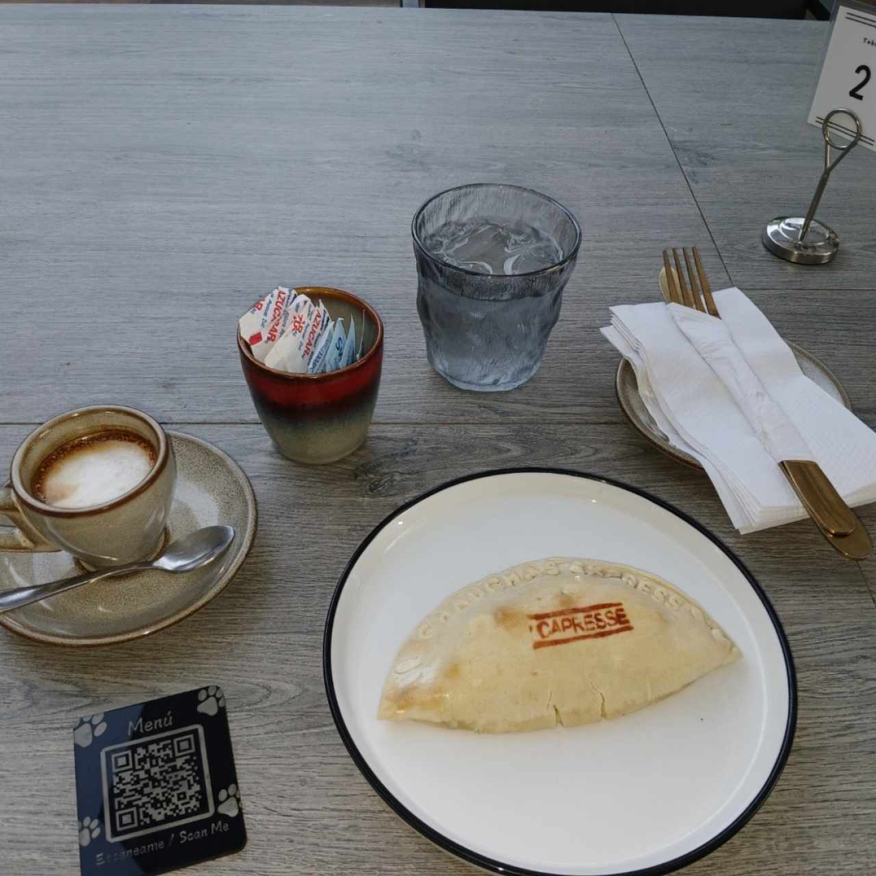 Macchiato con empanada chilena