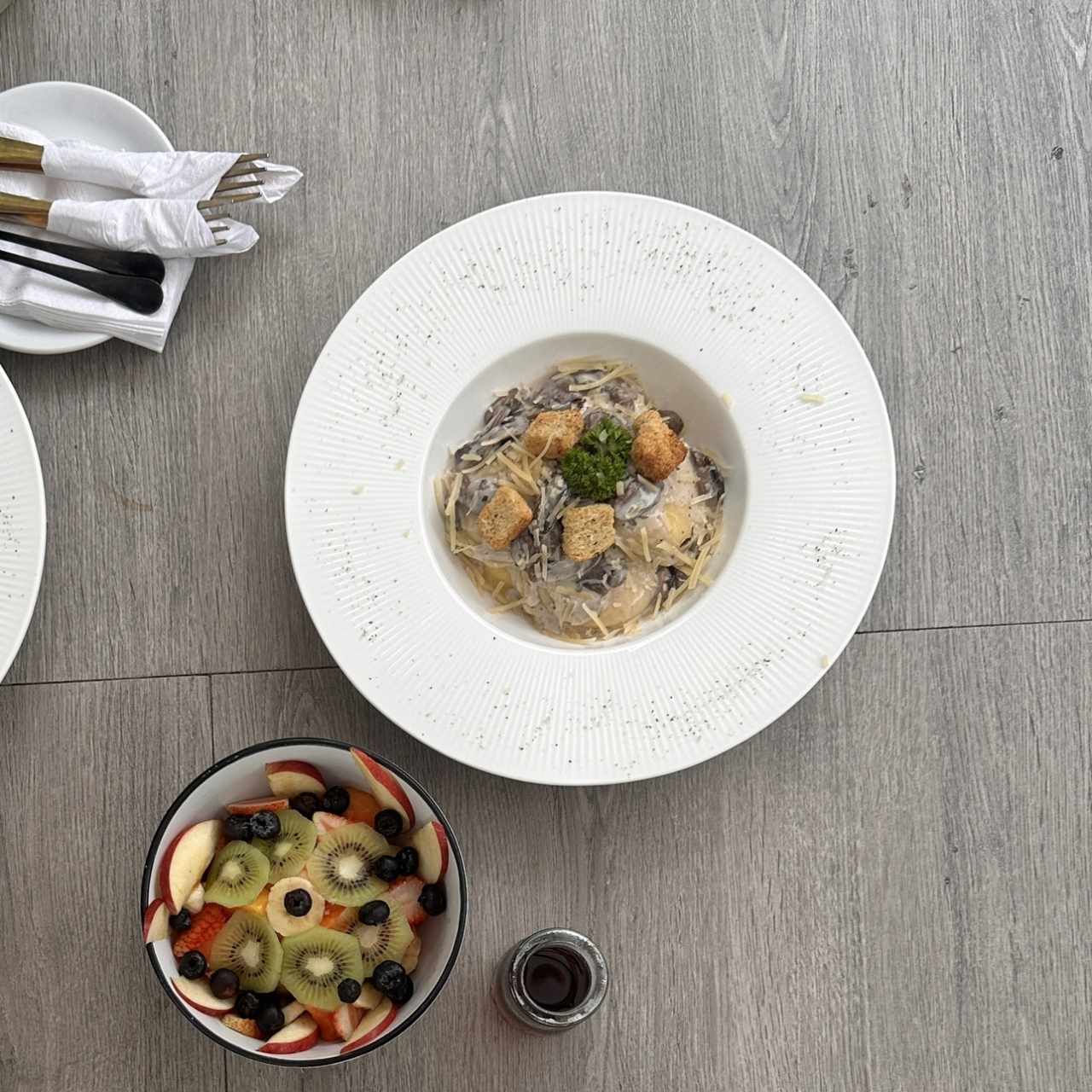 Ravioli en crema de hongos