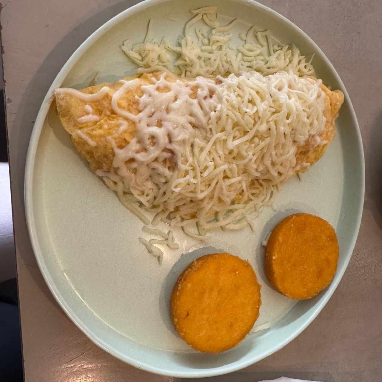 Omelete de jamon y queso, acompañado de tortillas