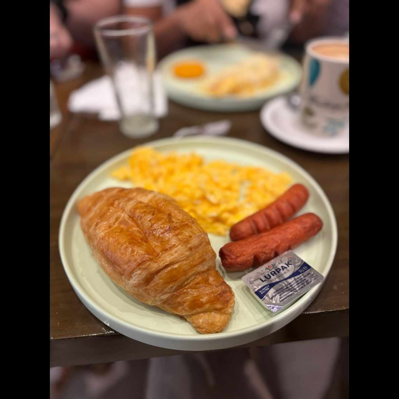 Huevos revueltos con salchichas 
