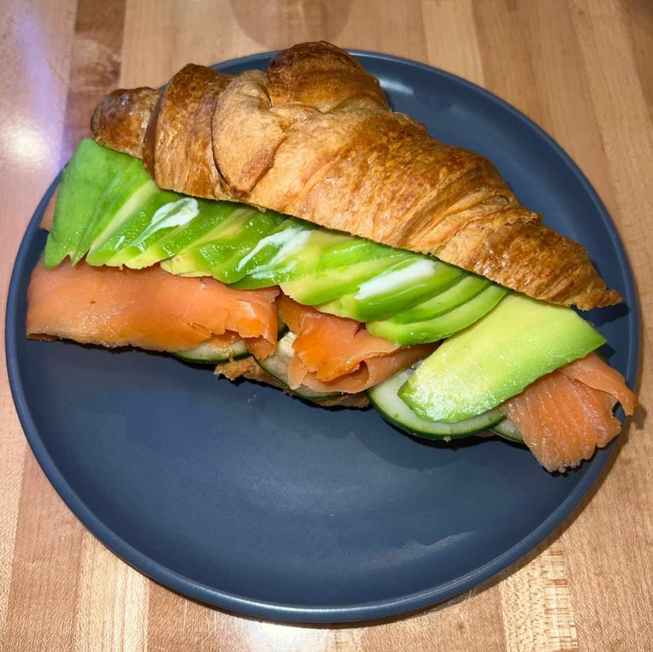Smoked Salmon & Avocado / Salmón Ahumado y Aguacate en Croissant